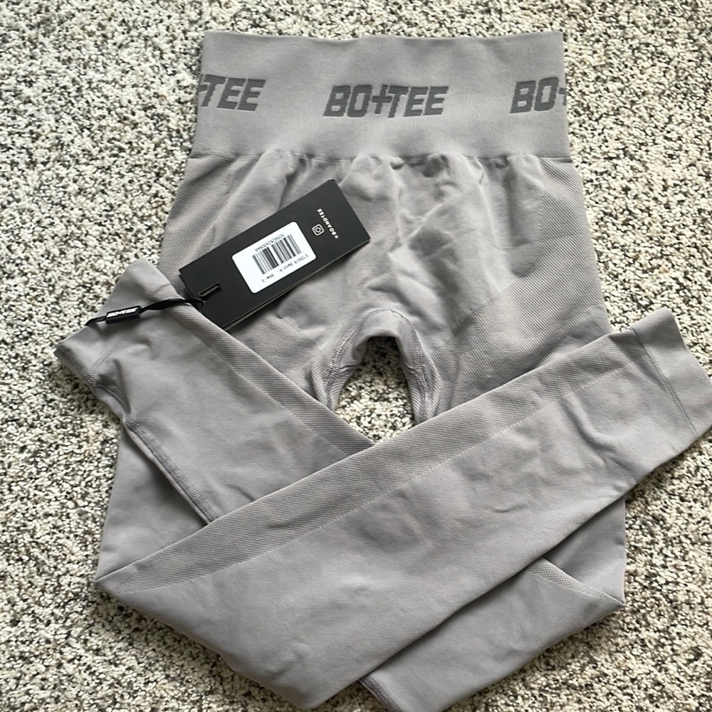 Bo + Tee NWT never worn silver/gray leggings